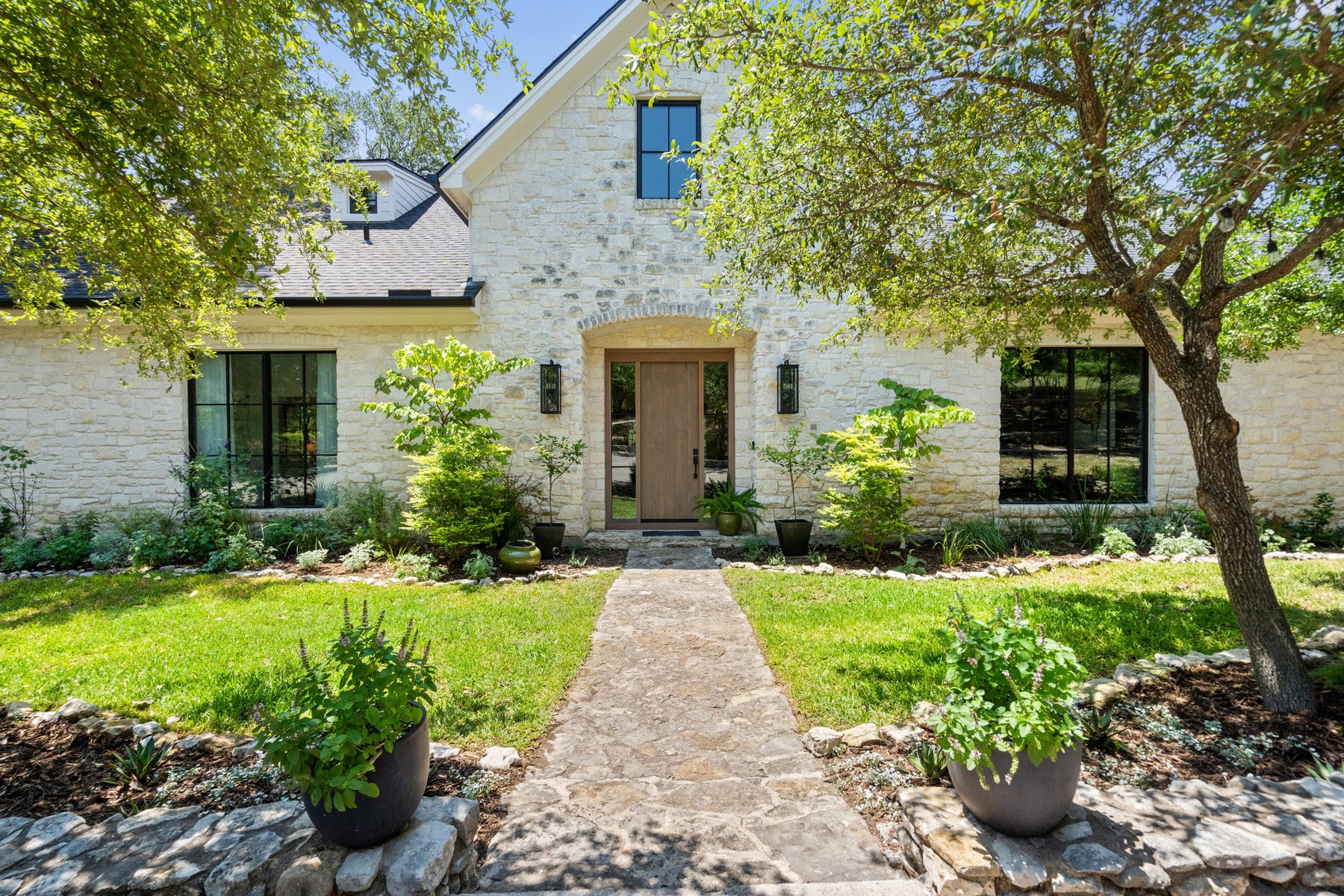 West Lake Hills Estate Offers Contemporary Living In Rural Vibe Texas
