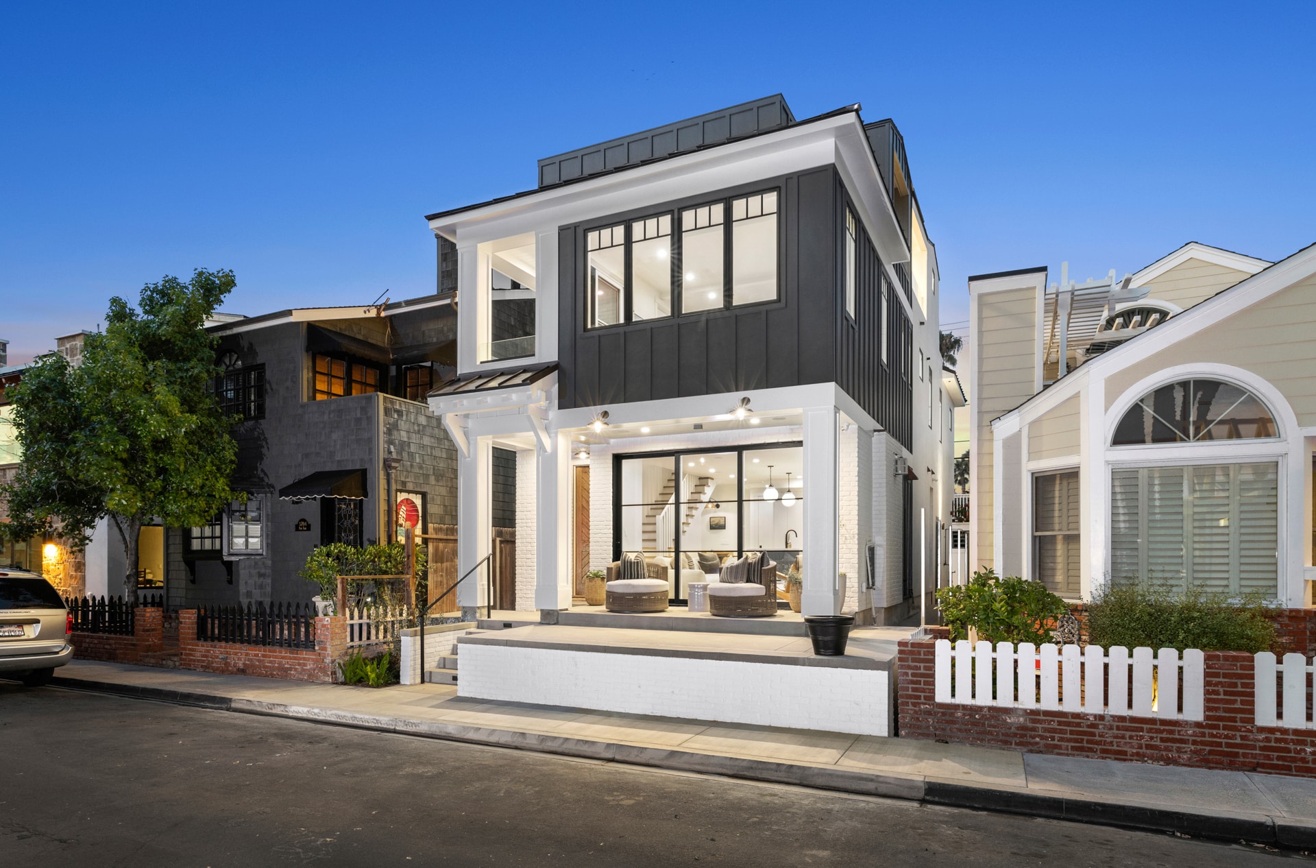 Video Spotlight: Sophisticated Surf Pad In Newport Beach