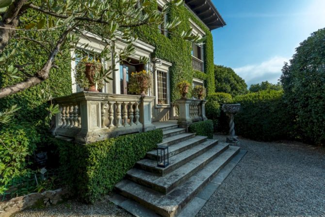 Photo 4 of the property 2187731 - in verbania lake maggiore prestigious period villa with century-old park and swimming pool