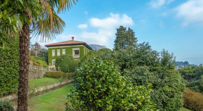 Photo 5 of the property 2187731 - in verbania lake maggiore prestigious period villa with century-old park and swimming pool