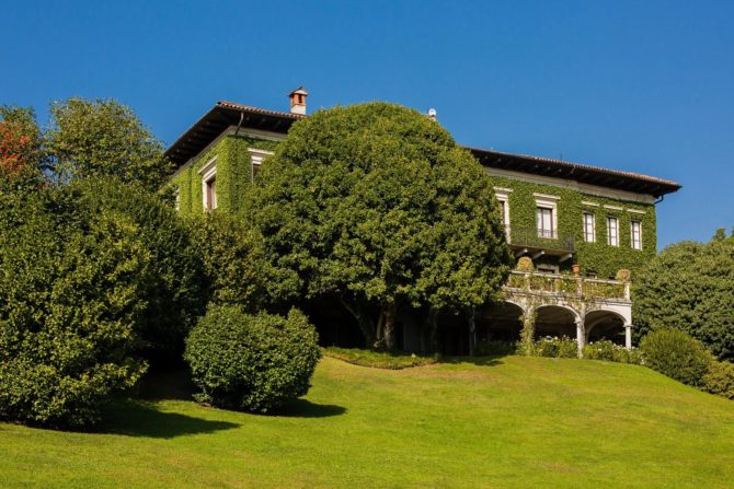 Photo 7 of the property 2187731 - in verbania lake maggiore prestigious period villa with century-old park and swimming pool