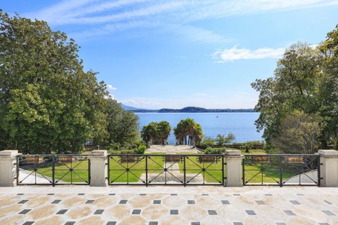 Photo 5 of the property 2495136 - prestigious beach villa with pier and annex on lake maggiore
