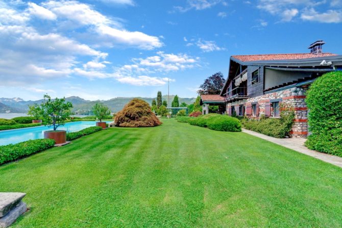 Photo 2 of the property 5077003 - luxury villa with swimming pool and park in laveno with view on lake maggiore