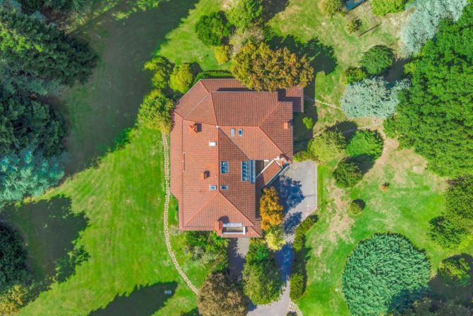 Photo 52 of the property 7399808 - elegante villa mit pool, umgeben von einem 12.000 m² großen park.