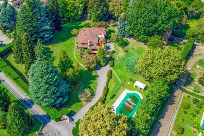 Photo 54 of the property 7399808 - elegante villa mit pool, umgeben von einem 12.000 m² großen park.