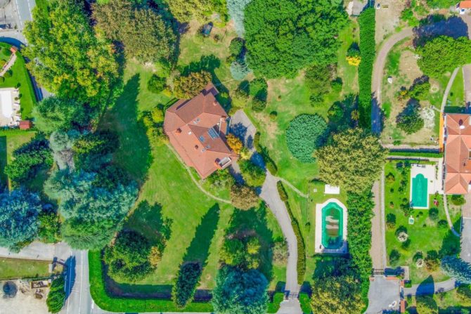 Photo 57 of the property 7399808 - elegante villa mit pool, umgeben von einem 12.000 m² großen park.