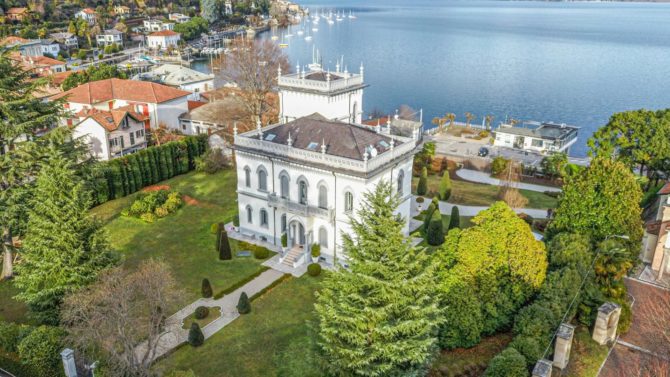 Photo 1 de l'annonce 2495196 - prestigieuse villa d’époque avec annexe et guérite rénovée à vendre à lesa sur le lac majeur