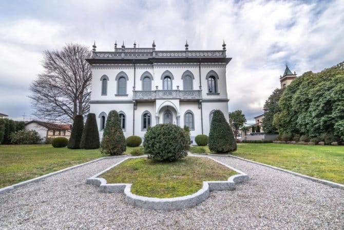 Photo 2 of the property 2495196 - prestigeträchtige epochale villa mit nebengebäude und renoviertem wachhaus zum verkauf in lesa am lago maggiore