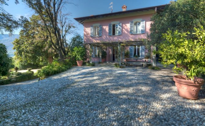 Photo 2 of the property 2495450 - historic villa with guest rooms and large plot for sale in verbania