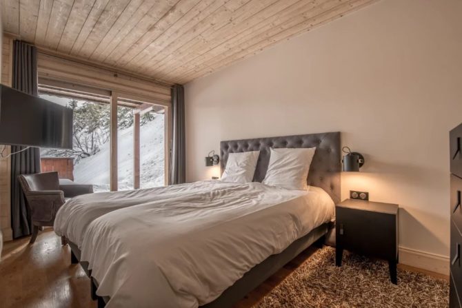 Photo 4 of the property 6895535 - renovated family chalet in the center of courchevel – 5 en-suite bedrooms