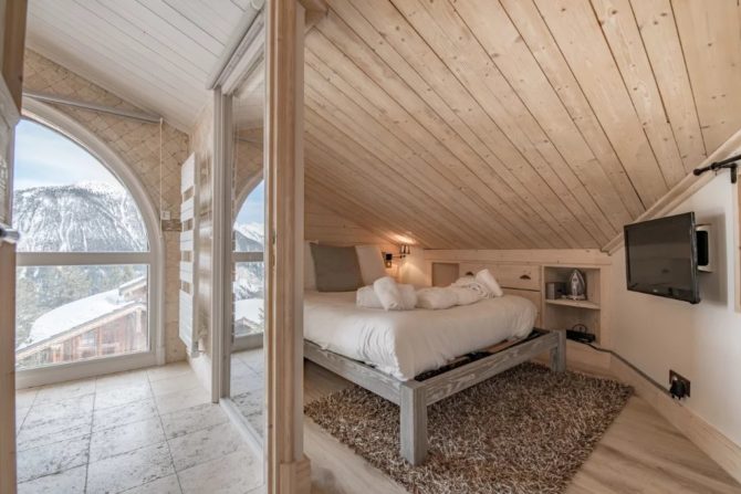 Photo 6 of the property 6895535 - renovated family chalet in the center of courchevel – 5 en-suite bedrooms