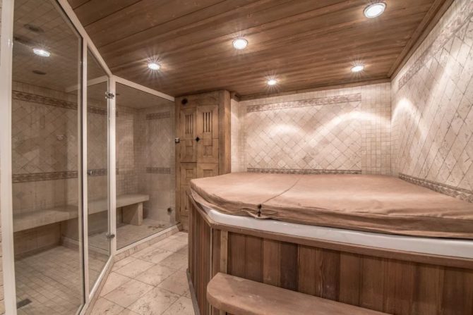 Photo 9 of the property 6895535 - renovated family chalet in the center of courchevel – 5 en-suite bedrooms