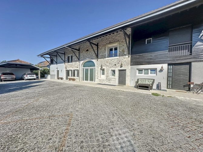 Photo 2 of the property 85141257 - 7-room semi-detached villa with character - chavannes des bois