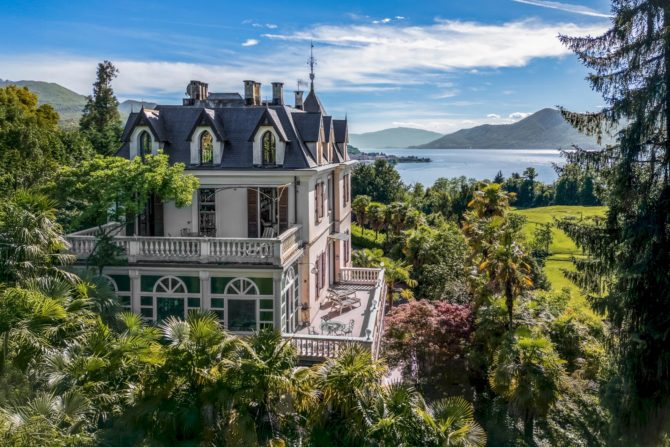 Photo 1 of the property 2494603 - historische villa mit nebengebäude, park und pool zum verkauf in luino am lago maggiore