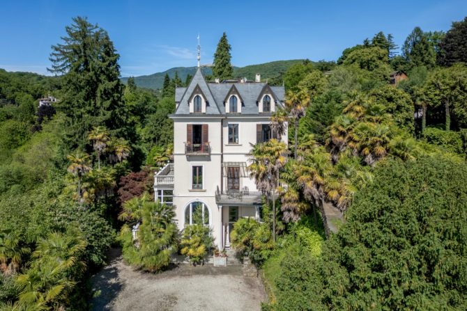 Photo 2 of the property 2494603 - historische villa mit nebengebäude, park und pool zum verkauf in luino am lago maggiore