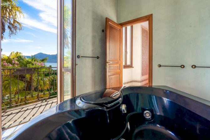 Photo 21 of the property 2494603 - historische villa mit nebengebäude, park und pool zum verkauf in luino am lago maggiore