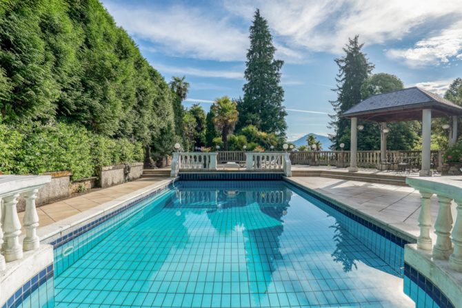 Photo 3 of the property 2494603 - historische villa mit nebengebäude, park und pool zum verkauf in luino am lago maggiore